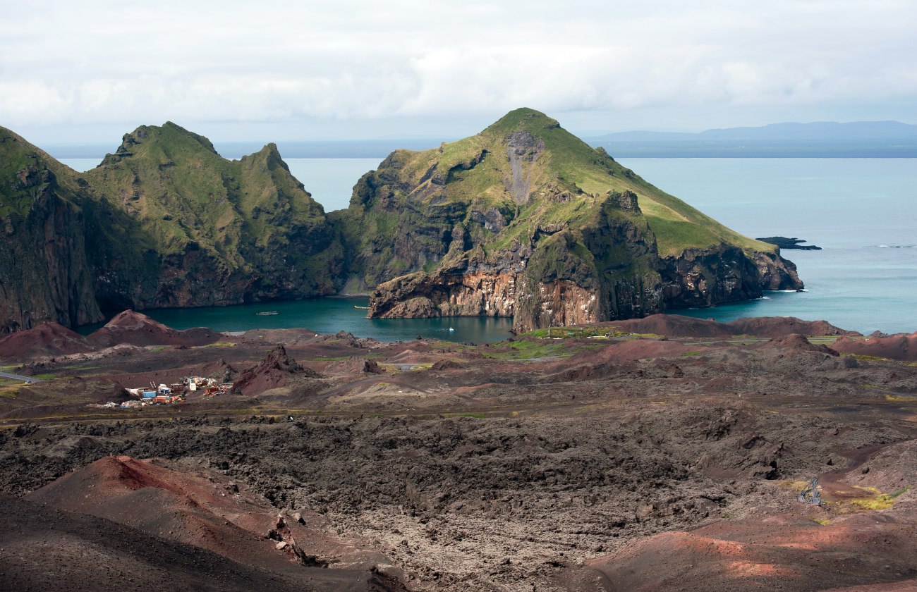 Paisaje volcánico de las Islas Vestman en Islandia durante la gran vuelta