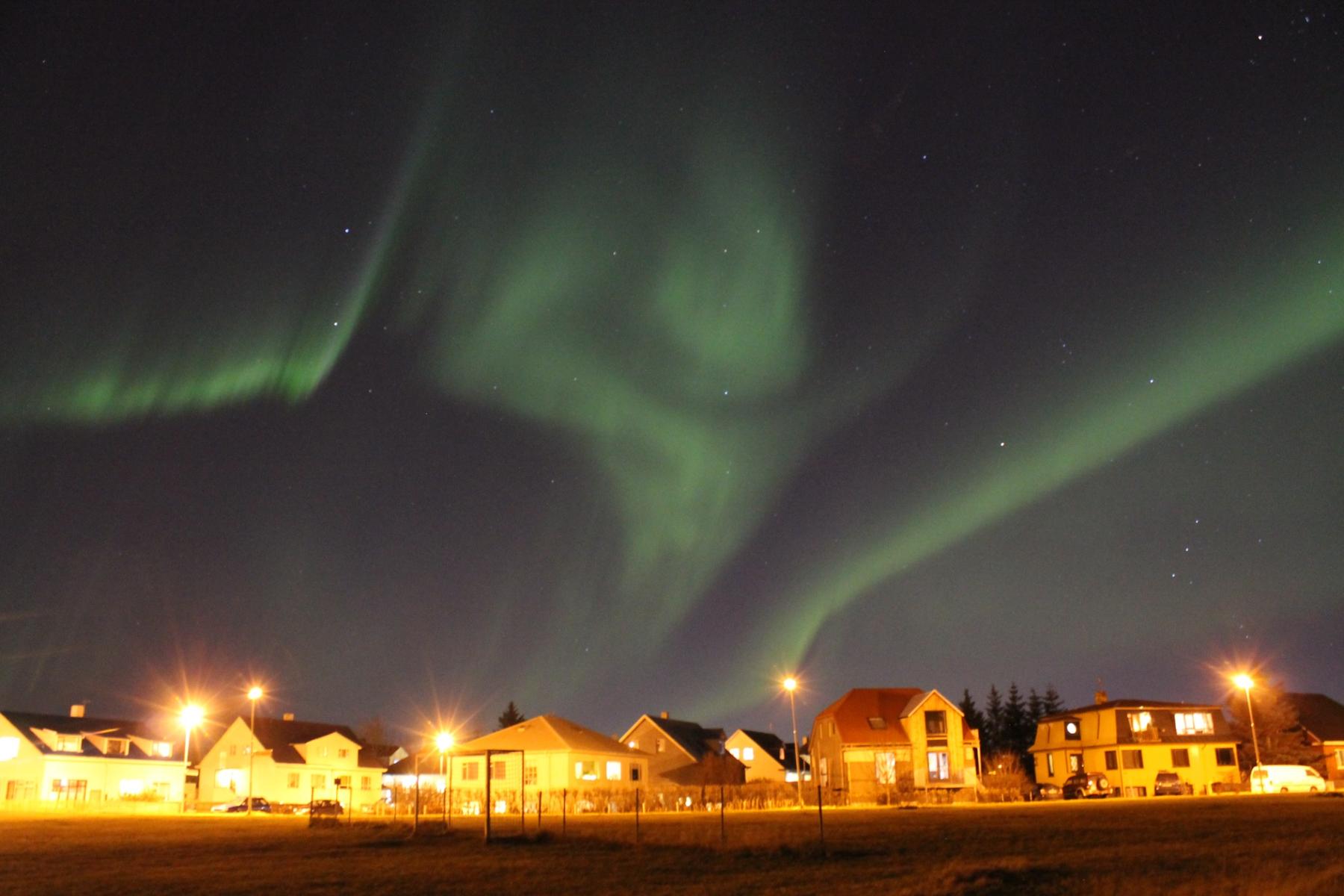 Auroras boreales sobre pueblo islandés