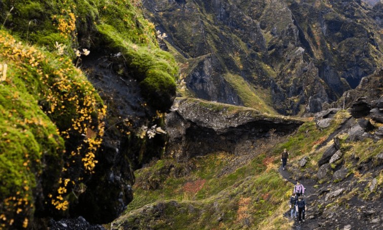 Excursión desde valle de Thórsmork hasta el paso de Fimmvorduhals, el hogar de los nuevos cráteres Magni and Modi.
