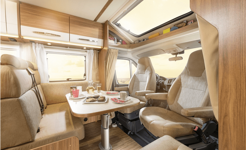 autocaravana-alquiler-interior comedor en la autocaravana