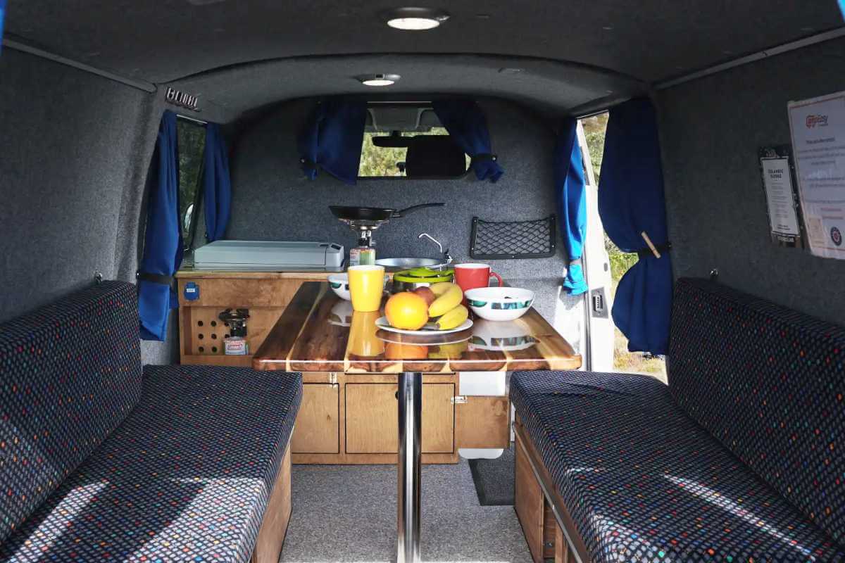 Interior de la furgoneta 4x4 camper con mesa