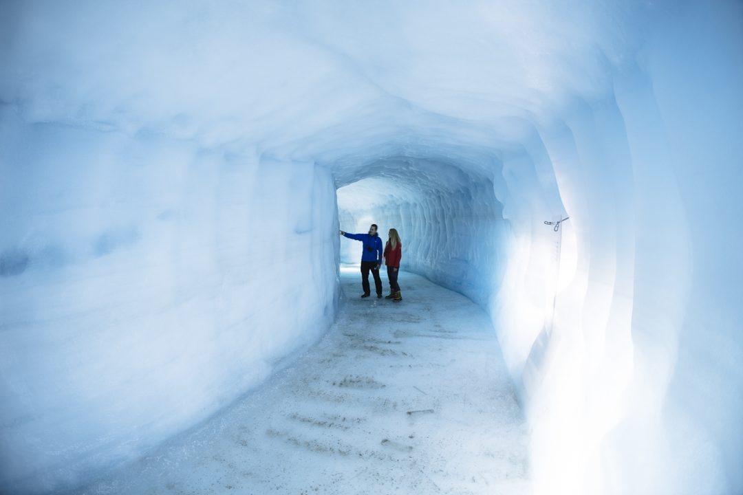 Tunel en el glaciar en Islandia