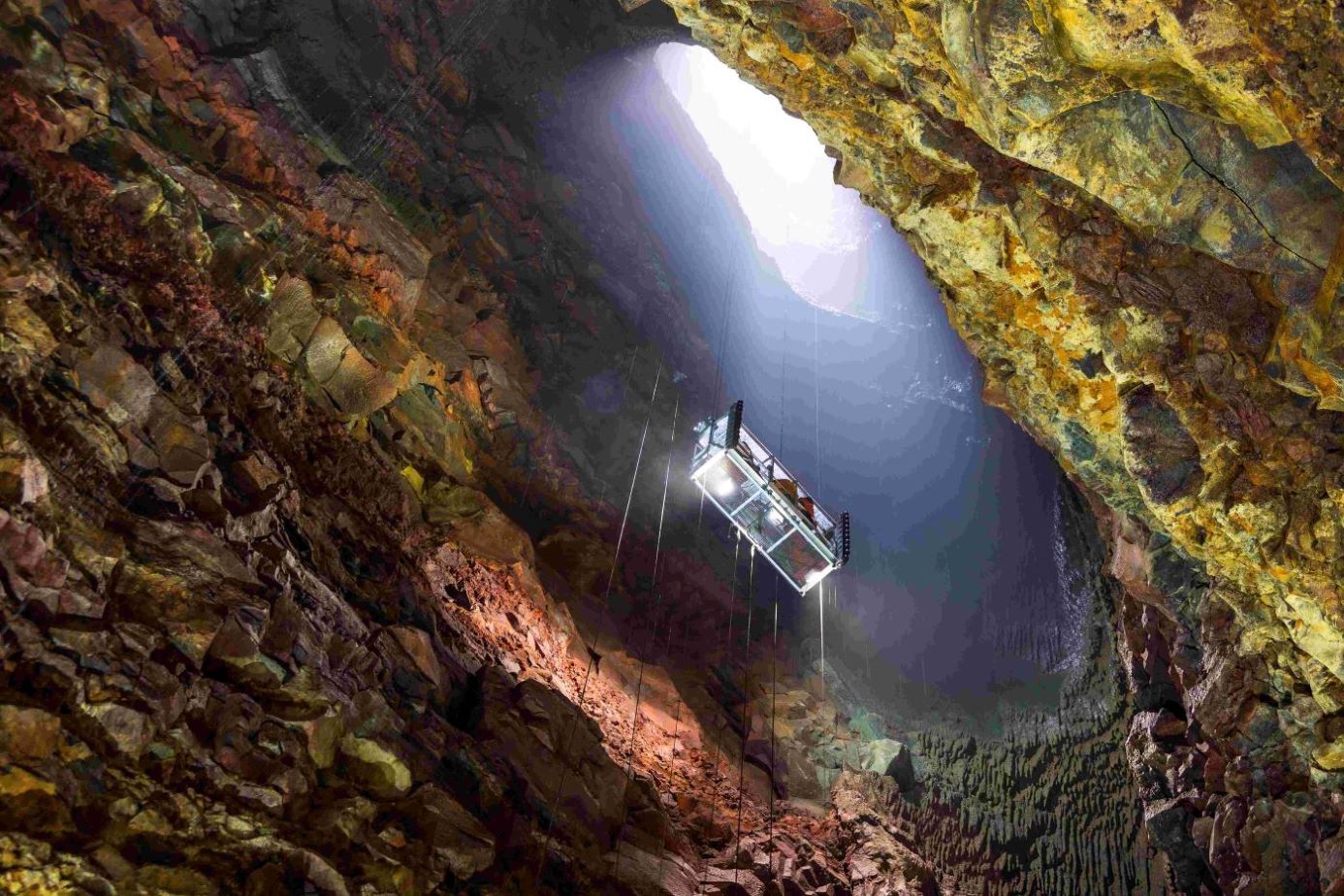 bajada en ascensor dentro volcan islandia