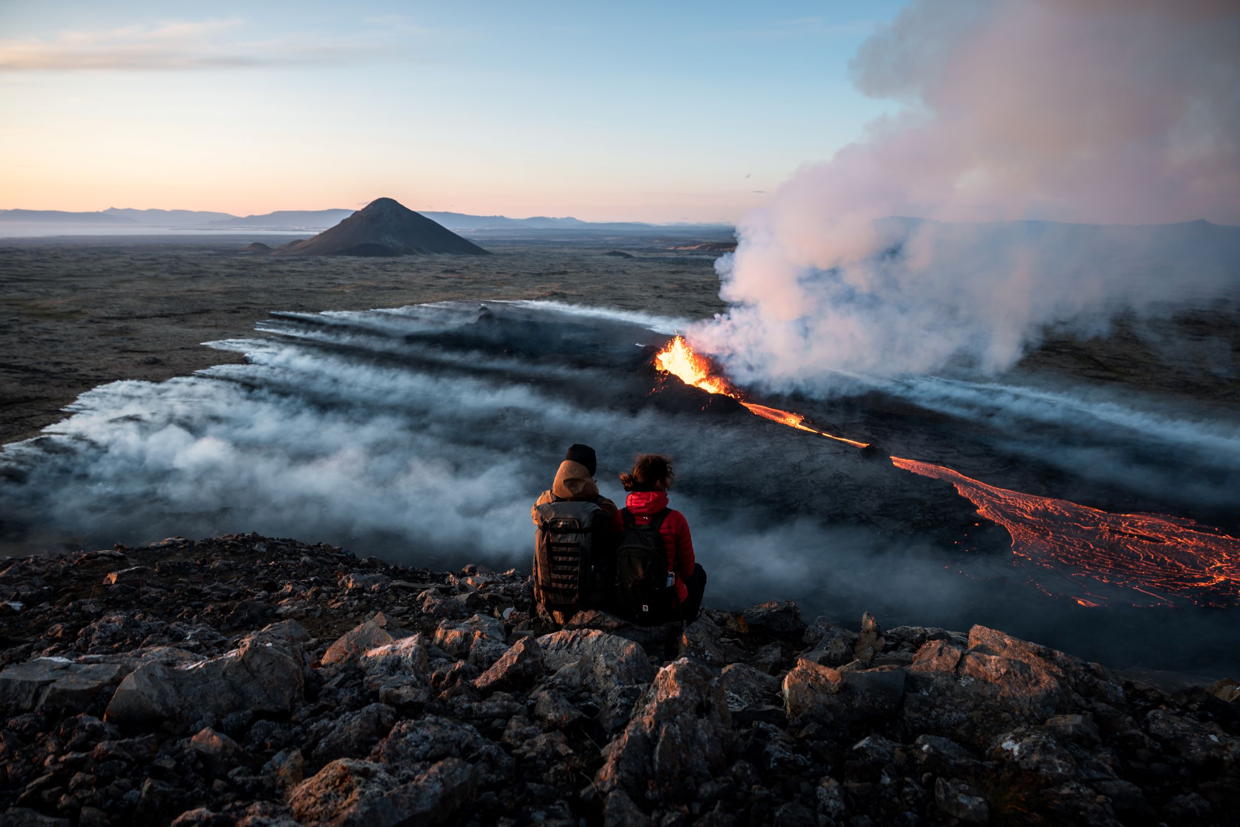 caminantes observando lava accion